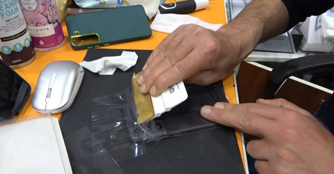 Cep telefonu kılıfıyla sakın bunu yapmayın! İnsan sağlığını tehdit ediyor, allı pullu renklere kanmayın 5